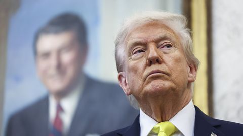 VAATA ⟩ Donald Trump postitas tehisintellekti abil loodud video, kus ta ründab inimesi pruuni vedelikuga