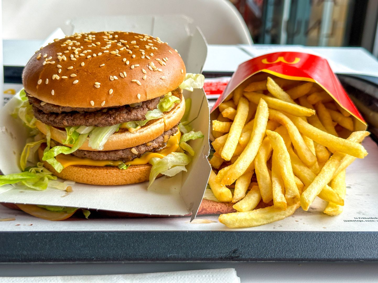 Бургер Double Big Mac и картофель фри в ресторане McDonalds.