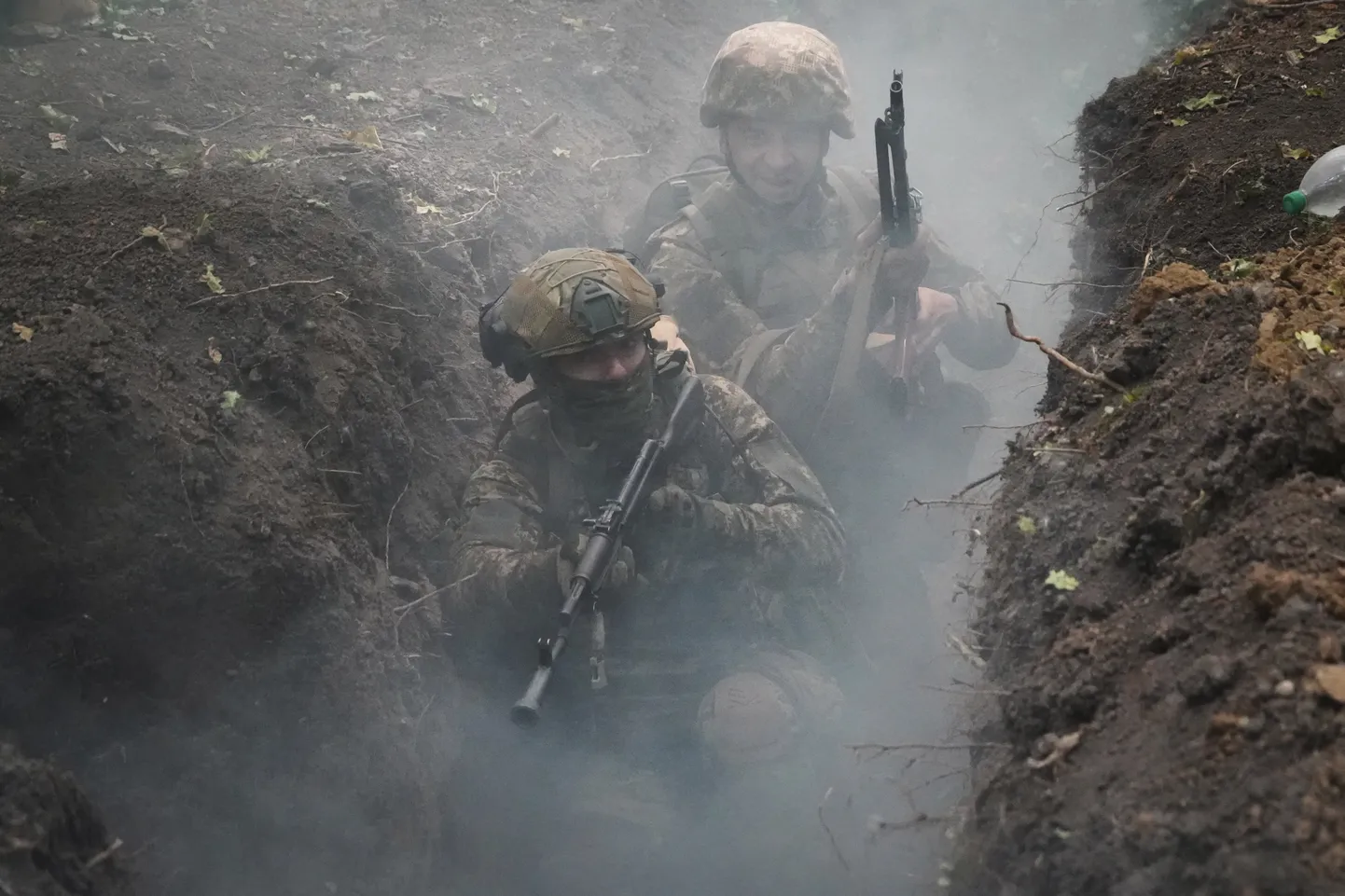 Ukraina armee võitlejad taktikalisel väljaõppel Harkivi oblastis.