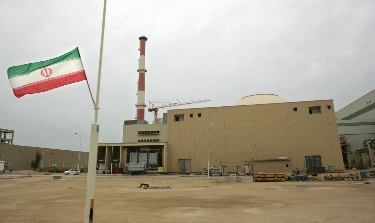 Iraani lipp Bushehri tuumajaama juures.