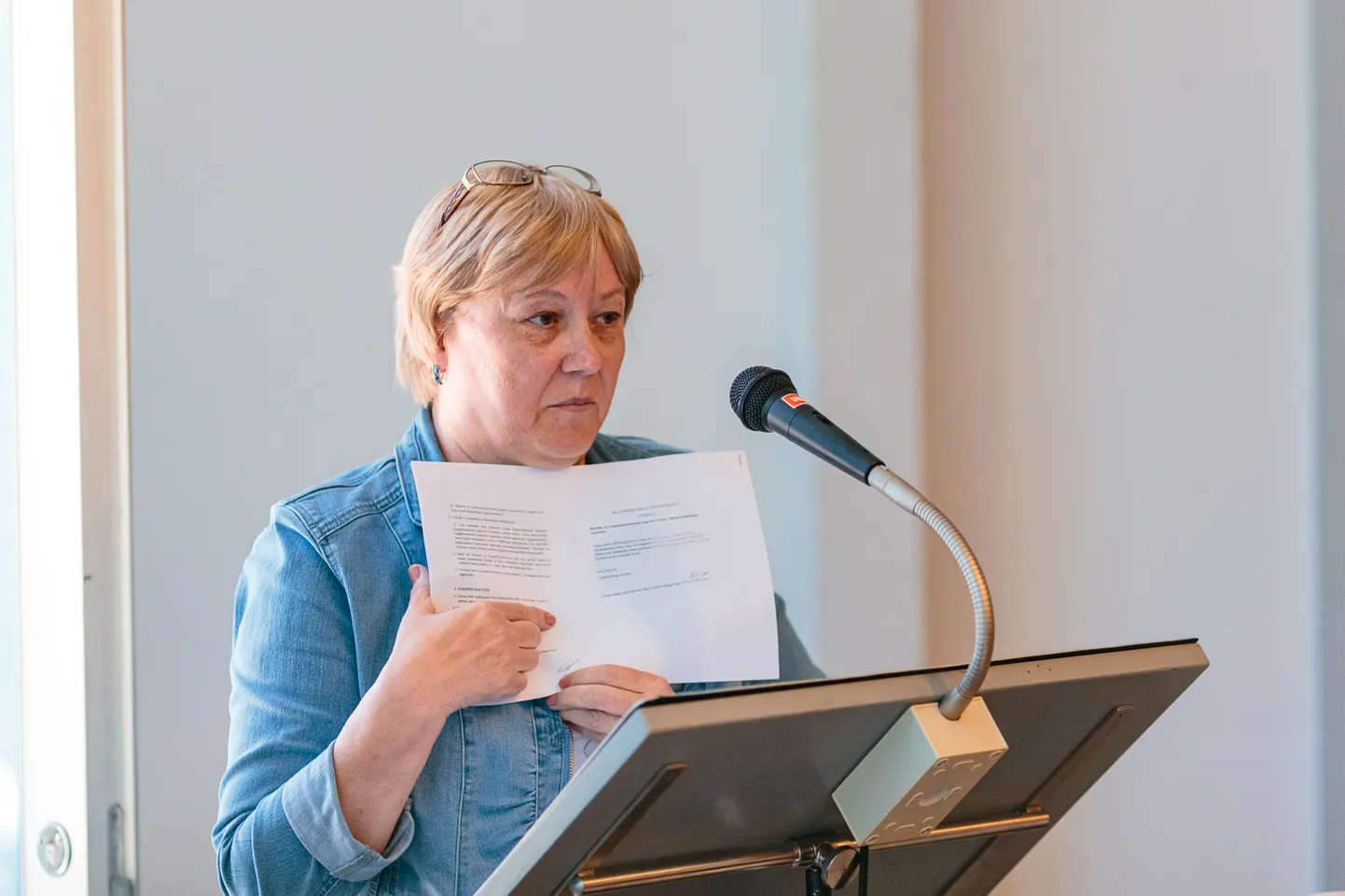 Елена Пахомова на трибуне Нарвского горсобрания.