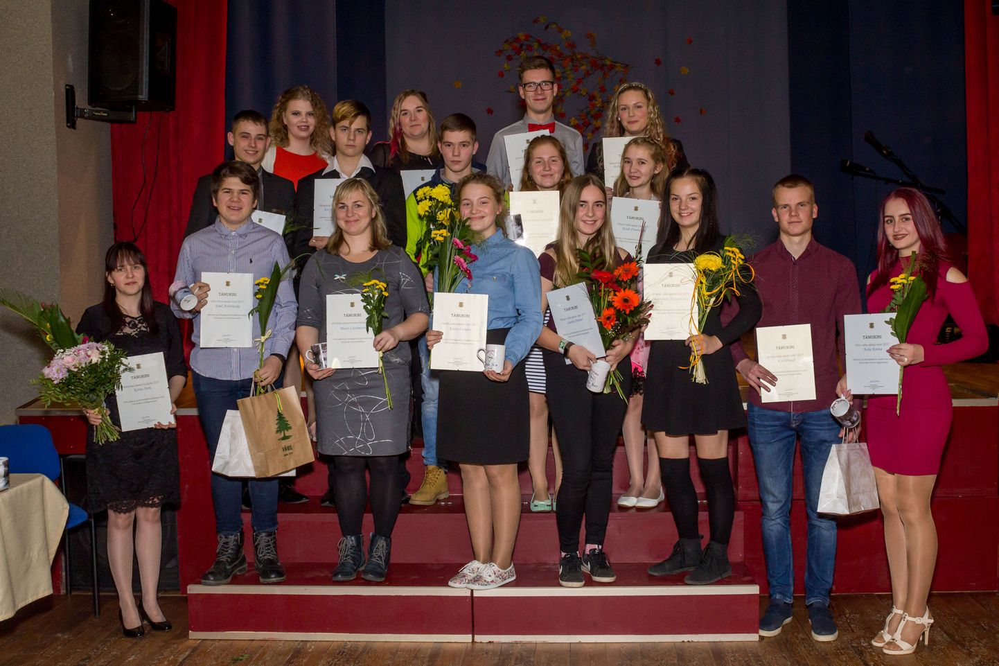 Tunnustatud noored ja noorsootöötajad. Pildilt on puudu Meremäe valla aasta noor Kärt Karro  ja aasta noorsootöötaja nominent Anu Koop.