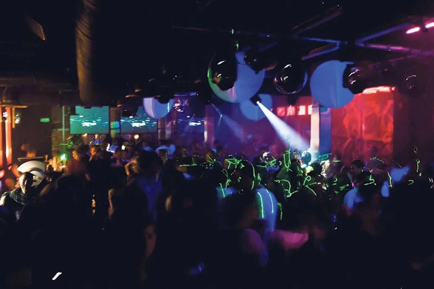 Pärnu südalinnaklubi Bravo oli reedel puupüsti rahvast täis, kui DJ-puldist mängiti suuremas koguses dnb’d ja dubstep’i.