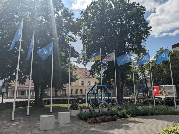 KLÕPS Keskväljakul lehvivad sinised lipud