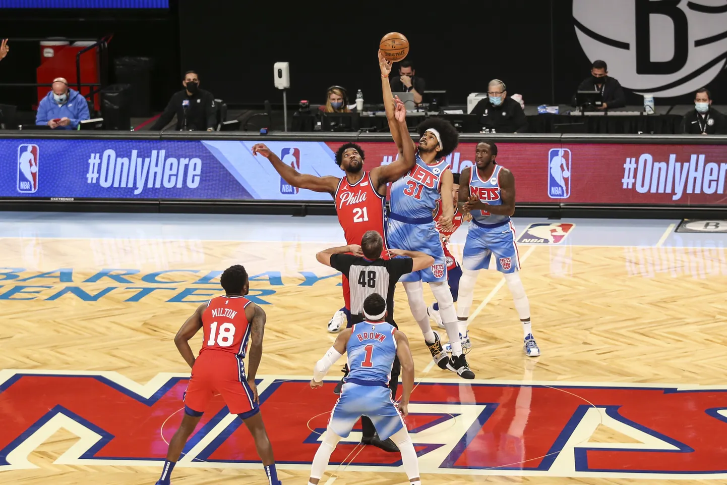 Filadelfijas "76ers" un Bruklinas "Nets" basketbolisti centra iemetienā