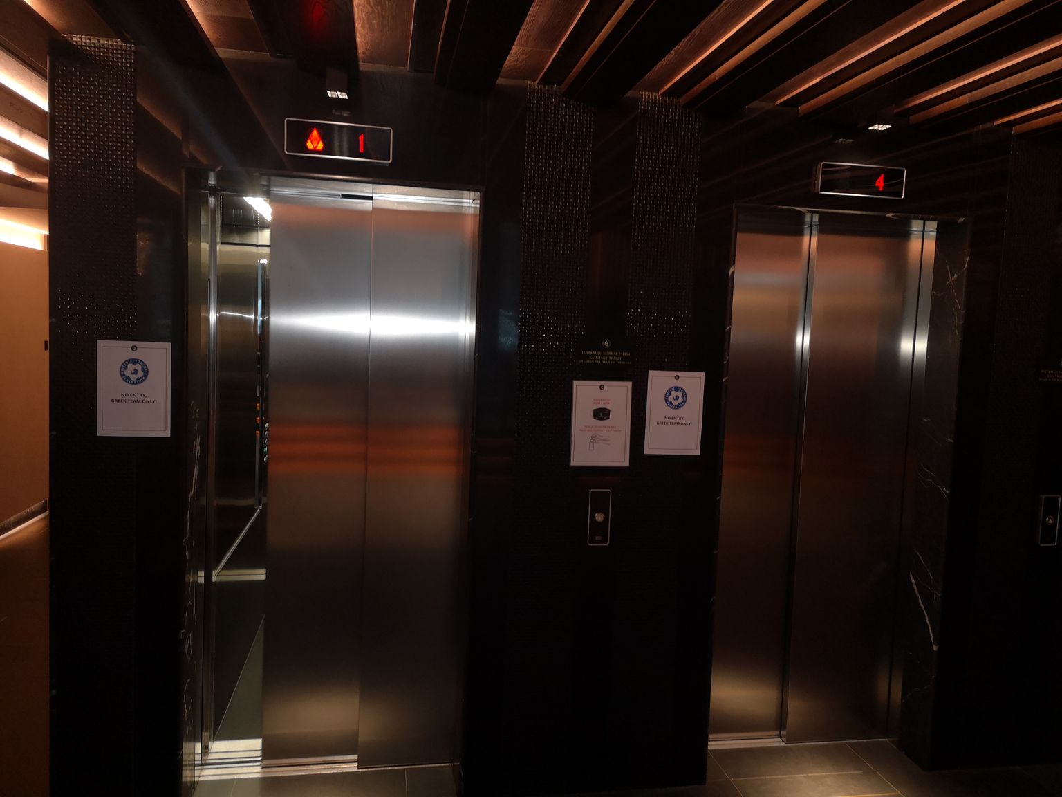 Hotellis L´Embitu on eraldi liftid kreeklastele ja teistele.