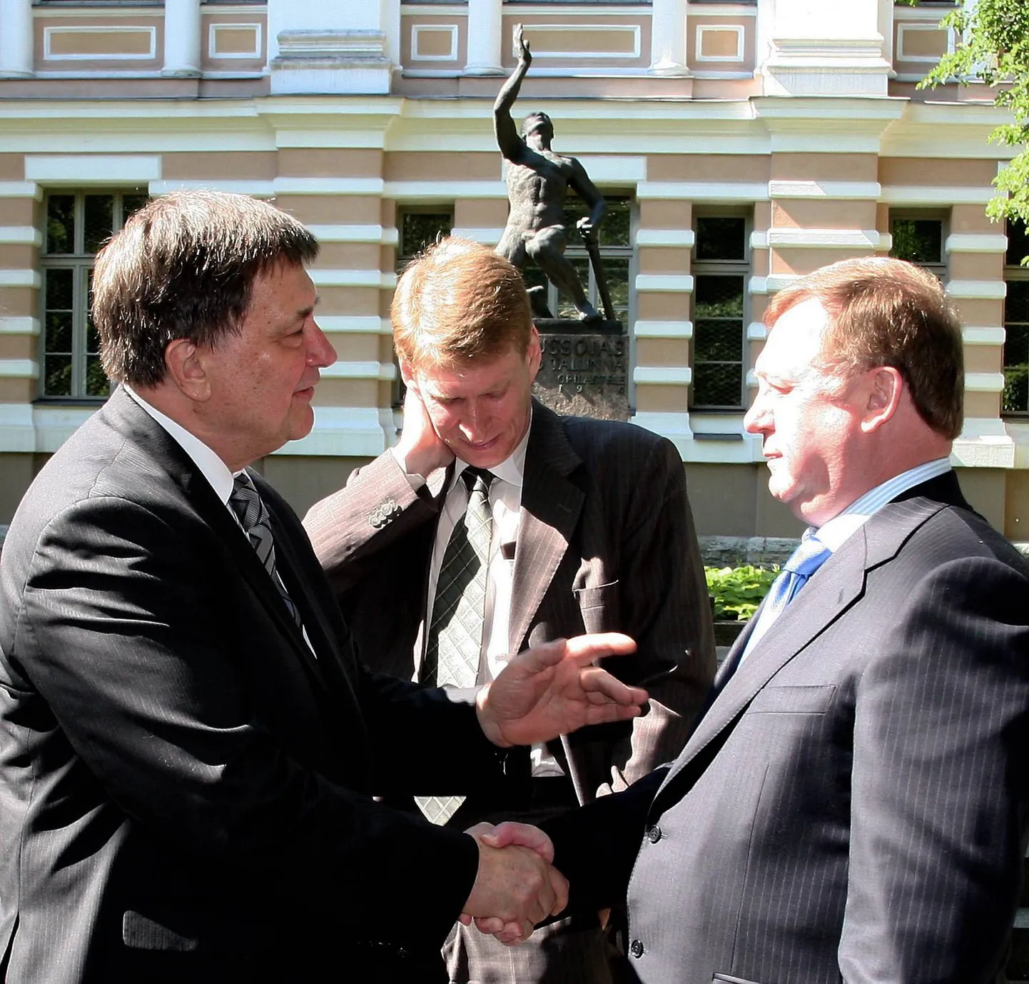 Riigikontrolör Mihkel Oviir ja Venemaa Kontrollikoja esimees Sergei Stepašin Reaalkooli vabadussõja monumendi juures.