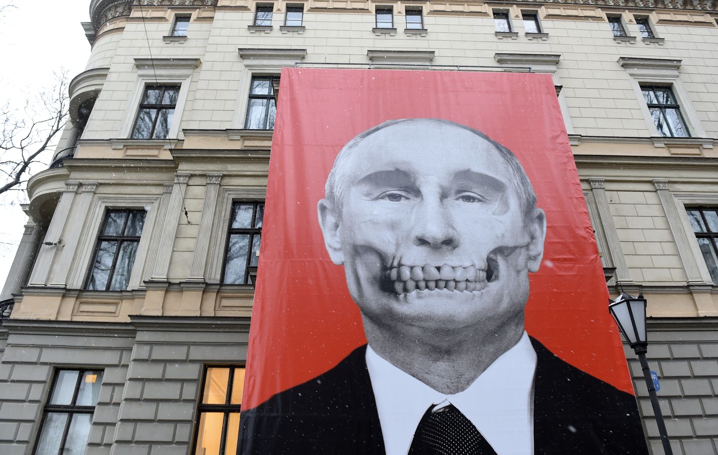 Plakāti pie Paula Stradiņa Medicīnas vēstures muzeja, paužot nosodījumu Krievijas militārajai agresijai pret Ukrainu.