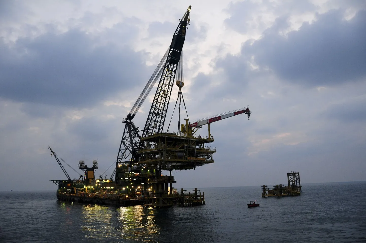 A general view of an offshore platform at the Karan non-associated gas field in this handout picture released by Saudi Aramco on July 27, 2011. To match Analysis SAUDI-OIL/EXPORTS REUTERS/Saudi Aramco/Handout (SAUDI ARABIA - Tags: ENERGY BUSINESS) FOR EDITORIAL USE ONLY. NOT FOR SALE FOR MARKETING OR ADVERTISING CAMPAIGNS. THIS IMAGE HAS BEEN SUPPLIED BY A THIRD PARTY. IT IS DISTRIBUTED, EXACTLY AS RECEIVED BY REUTERS, AS A SERVICE TO CLIENTS