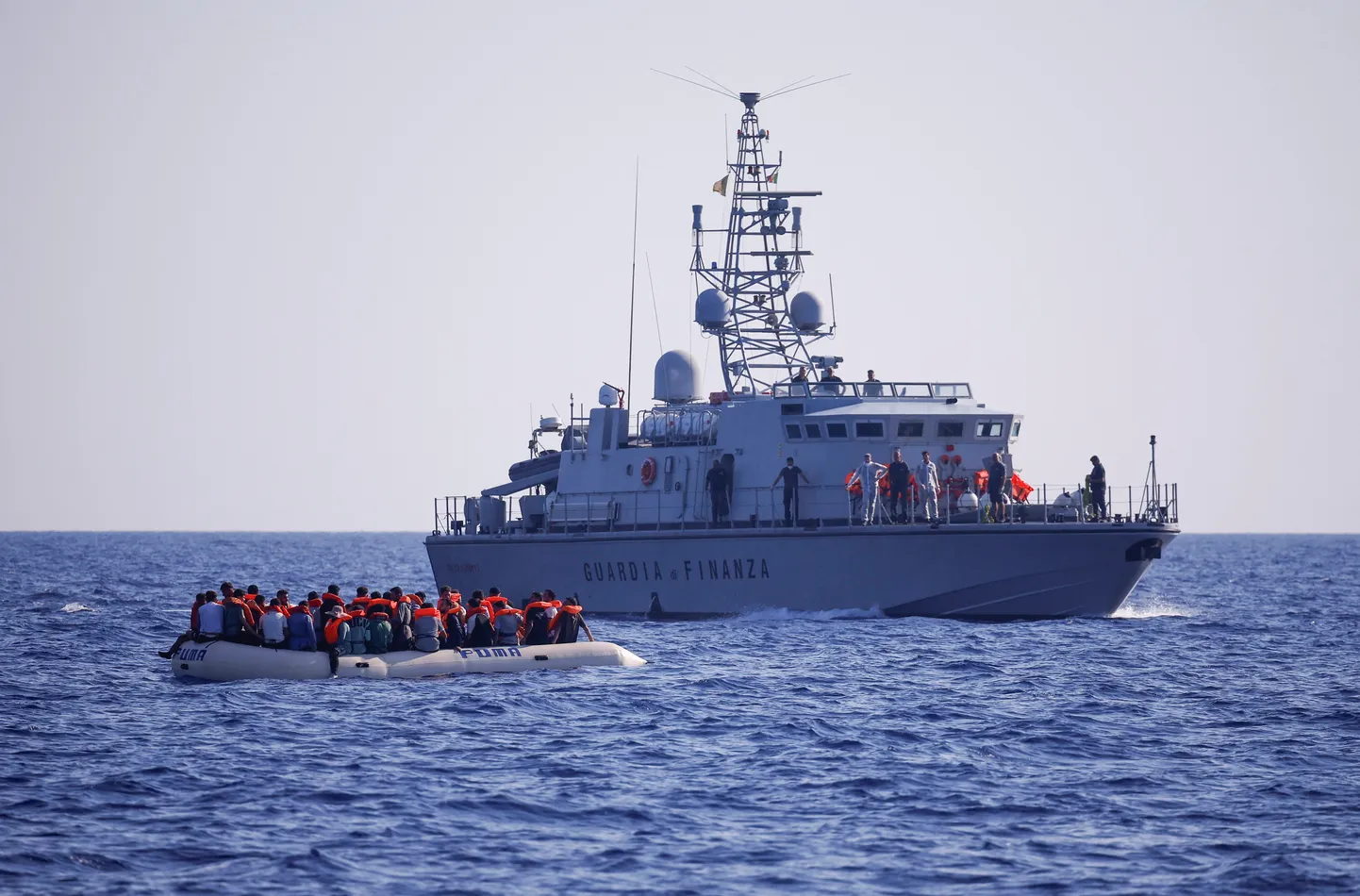 Nelegālie imigranti Vidusjūrā, kurus aiztur Itālijas krasta apsardze
