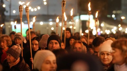 VIDEO ⟩ Rīgas ielas izgaismo lāpu gājiens