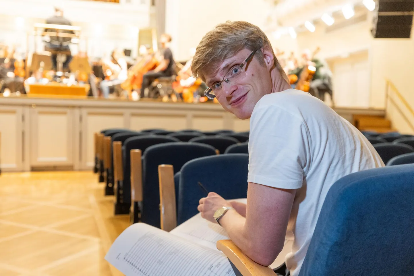 Helilooja Rasmus Puur oma esimese sümfoonia proovis Estonias. Noodid on ERSO-le juba kaks kuud tagasi üle antud, prooviruumi ukse alt neid sisse libistama ei pea.