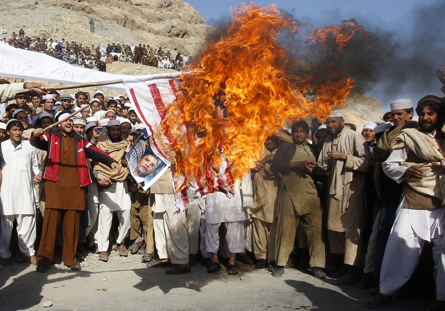 Koraani põletamise tõttu vihaseks saanud afgaanid põletavad USA lippu Jalalabadis.