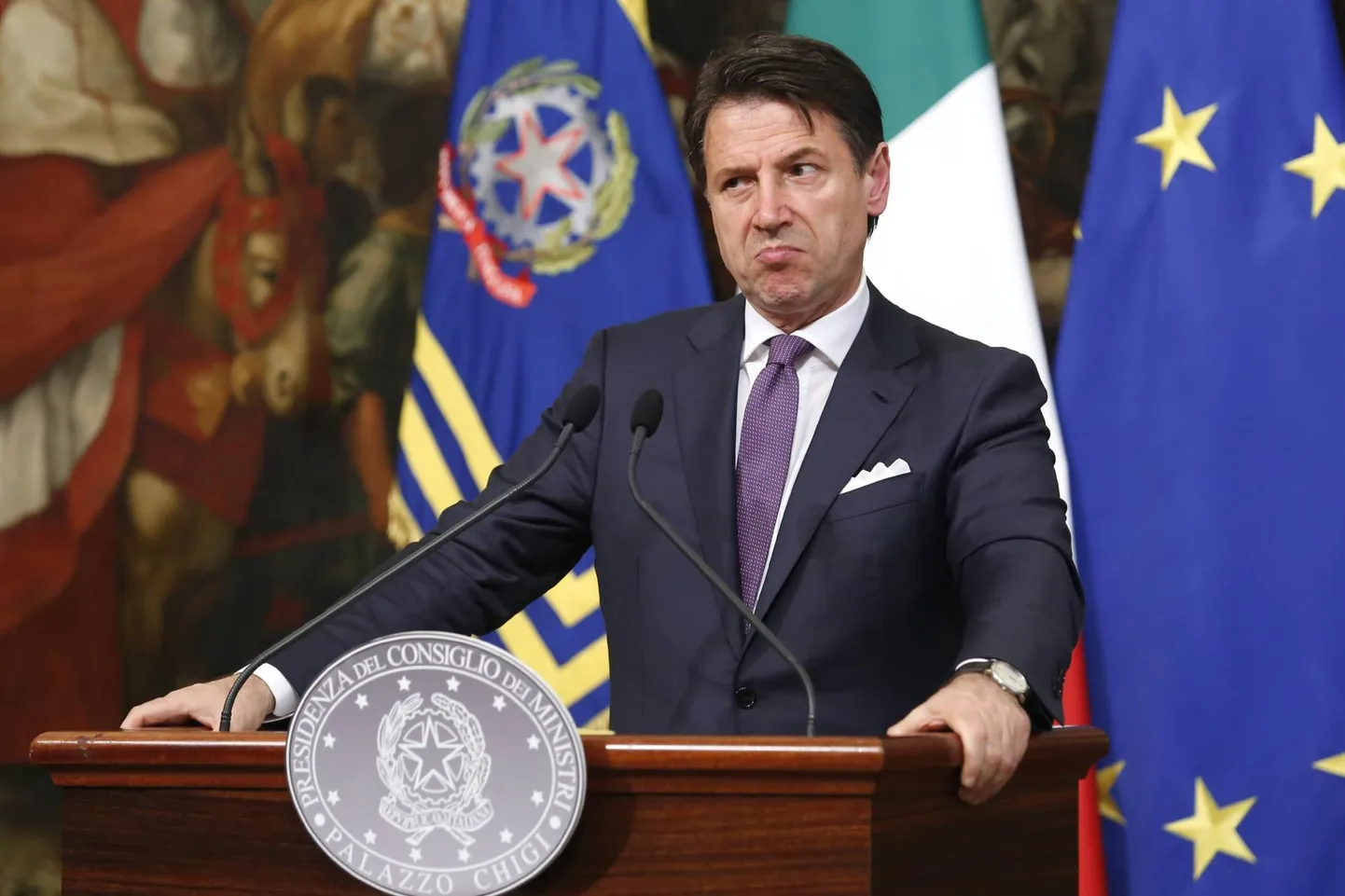 Itaalia peaminister Giuseppe Conte kutsus ajakirjanikud üleeile õhtul Palazzo Chigi residentsi, et teha peapesu Viie Tähe Liikumise ja Liiga juhtidele, kes ei suuda lõpetada eurovalimiste kampaania käigus lõkkele löönud tüli.