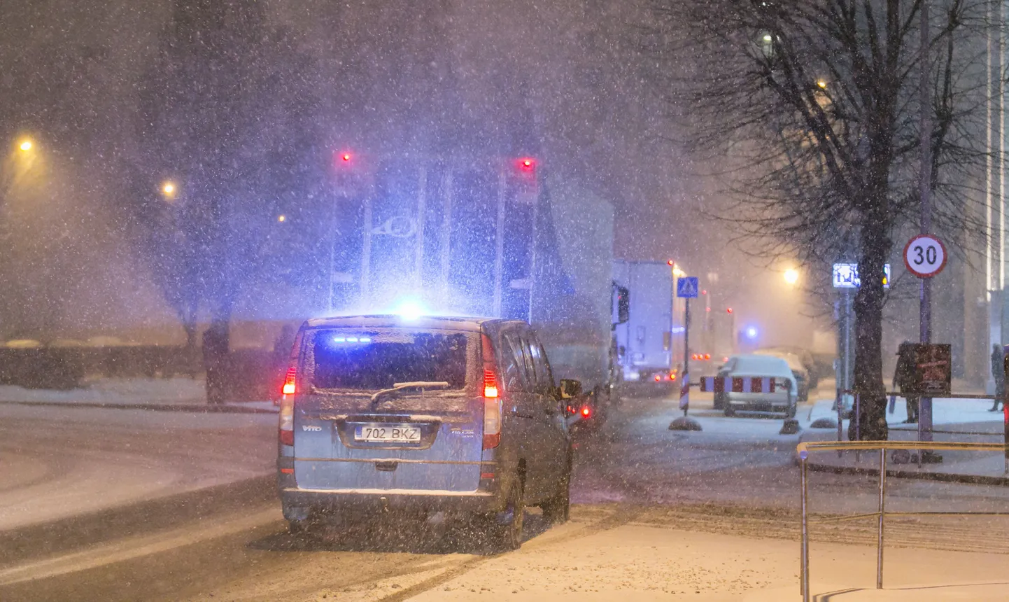 Eesti Panka suudunud veoautokolonn
