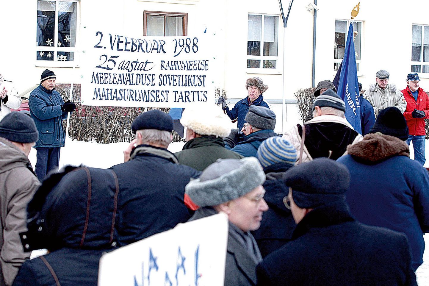 Pehme talveilmaga oli Tartu rahu 93. aastapäeva tähistama tulnud kümneid linlasi.