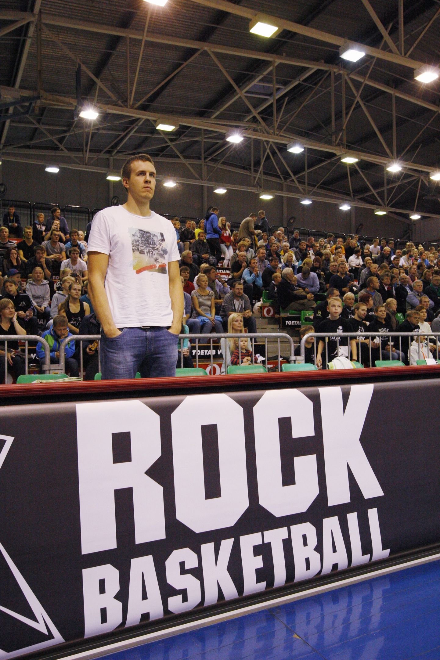 Eesti meistrivõistlustel korvpallis kohtusid TÜ/Rock ja Tallinna Kalev. Mängu võitis Rock tulemusega 60:40 (pildil Janar Talts).
