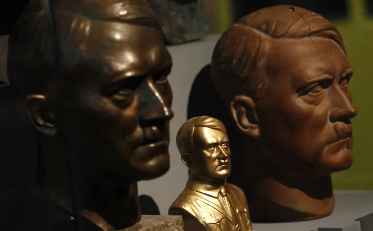 Adolf Hitleri büstid Saksamaa ajaloomuuseumis Berliinis. Umbes selline leiti ka Prantsusmaa senatihoone keldrist