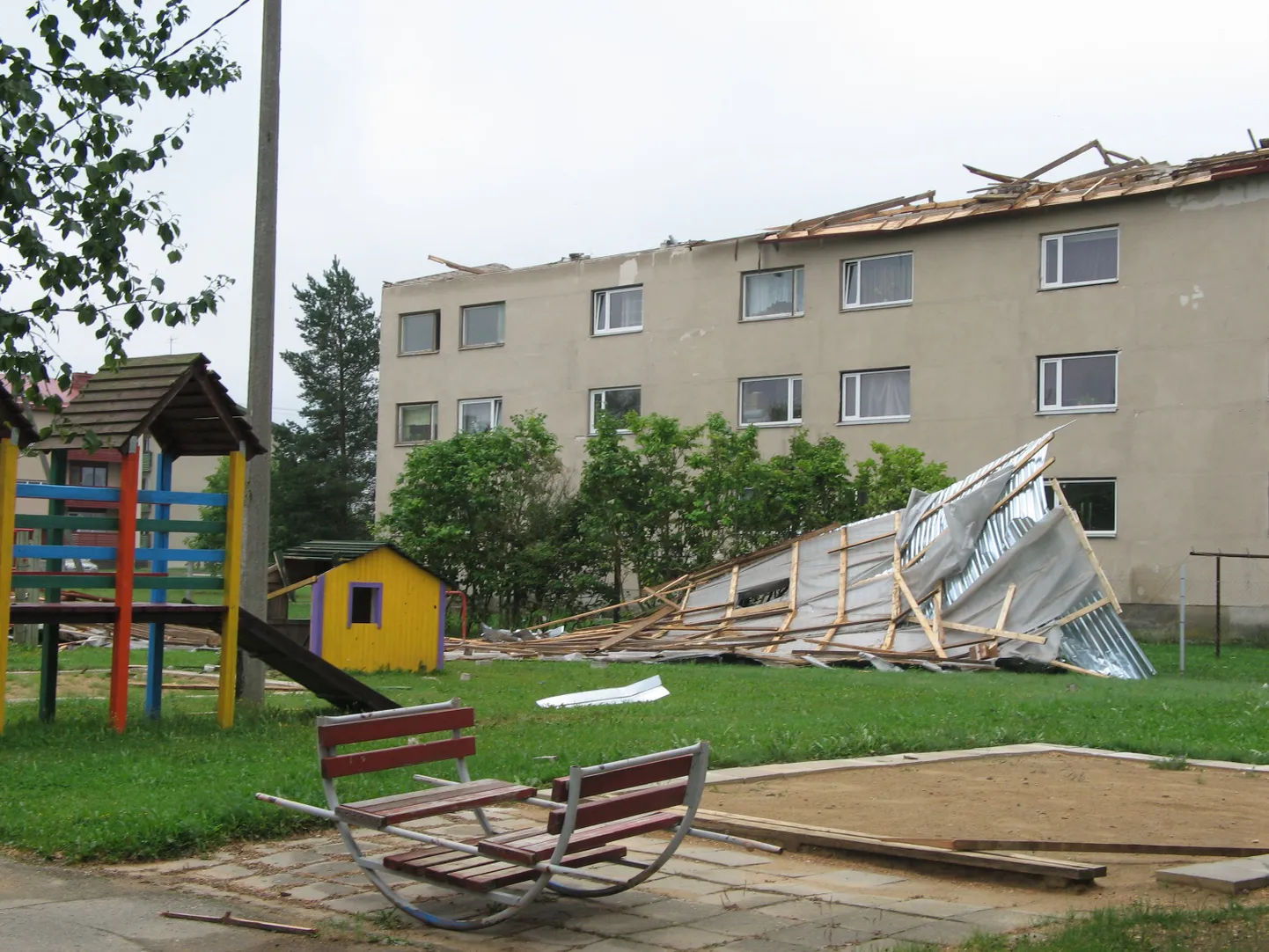 Крышу жилого дома ветром сбросило на детсад.