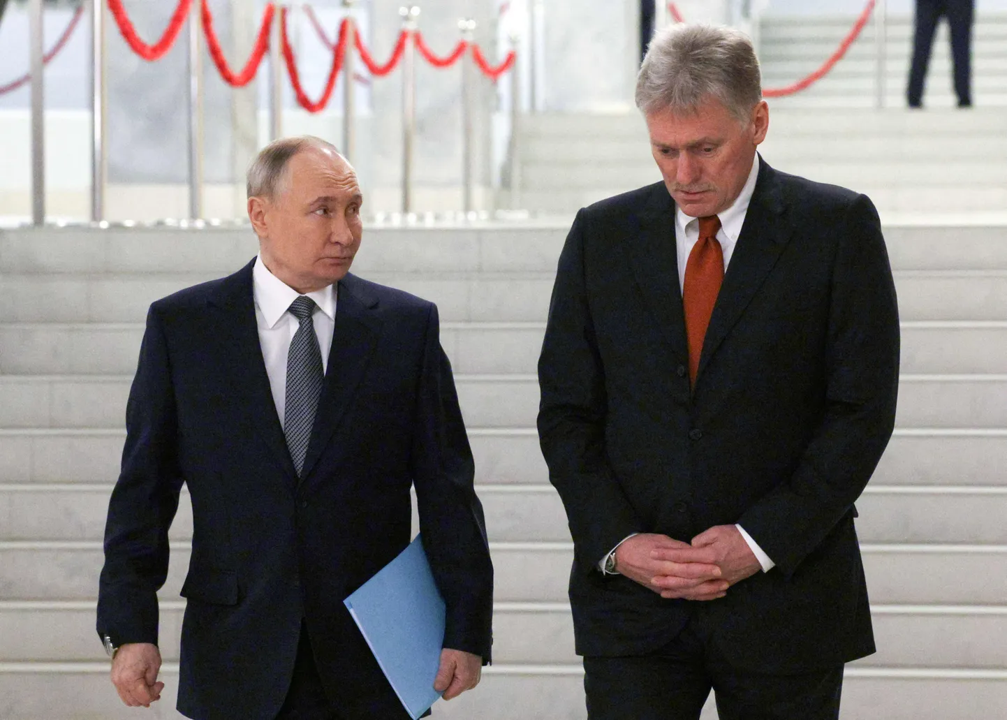 Kremļa runasvīrs Dmitrijs Peskovs un Vladimirs Putins.