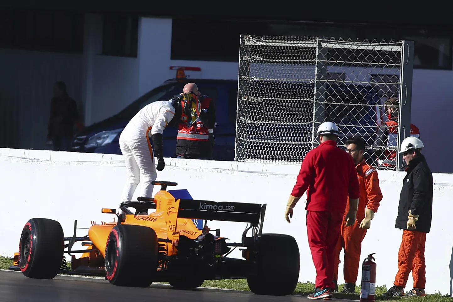 Stoffel Vandoorne oma katkisest McLarenist välja ronimas.