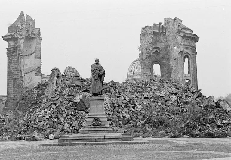 Liitlaste õhuväeüksused pommitasid Dresdenit 13. - 15. veebruarini 1945. Pildil hävinenud Jumalaema kirik ja selle ees Martin Lutheri kuju