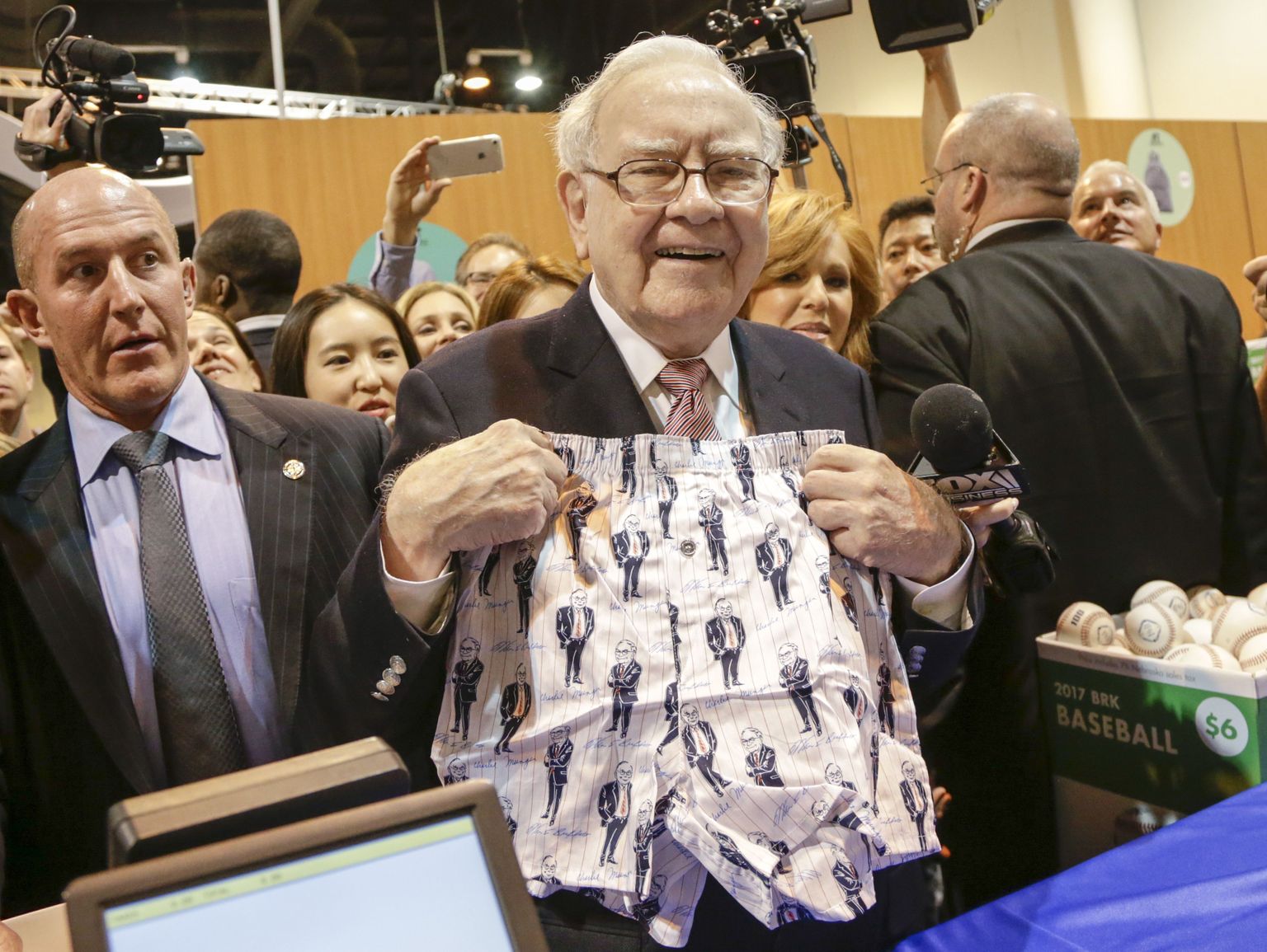 Berkshire Hathaway suuromanik ja juht Warren Buffett demonstreerib pesutootja Fruit of the Loom, mis kuulub Berkshirele, aluspükse.