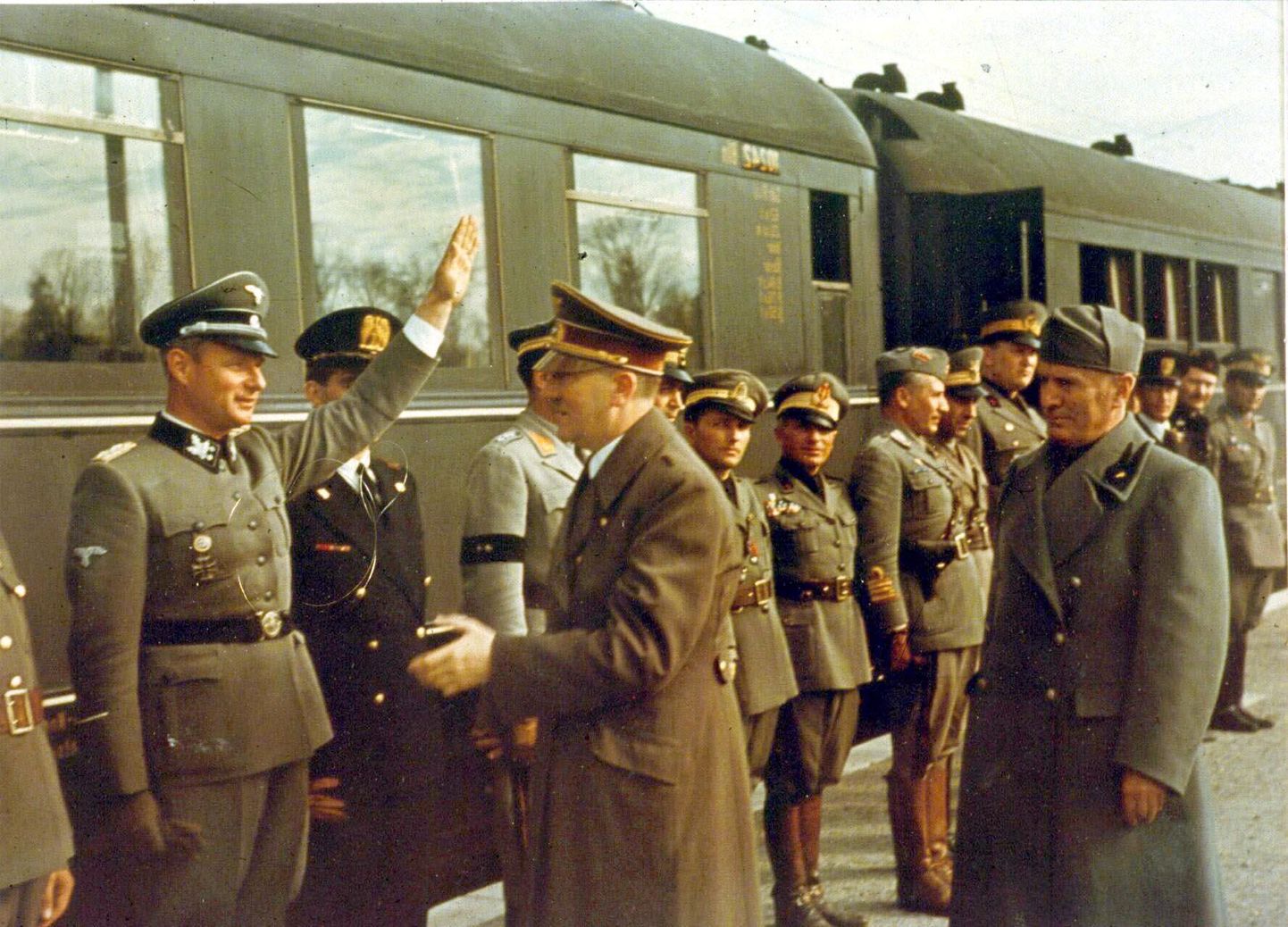 Hitler (keskel) ja Mussolini (paremal) 1941. aastal, tõenäoliselt kuskil idarindel.
