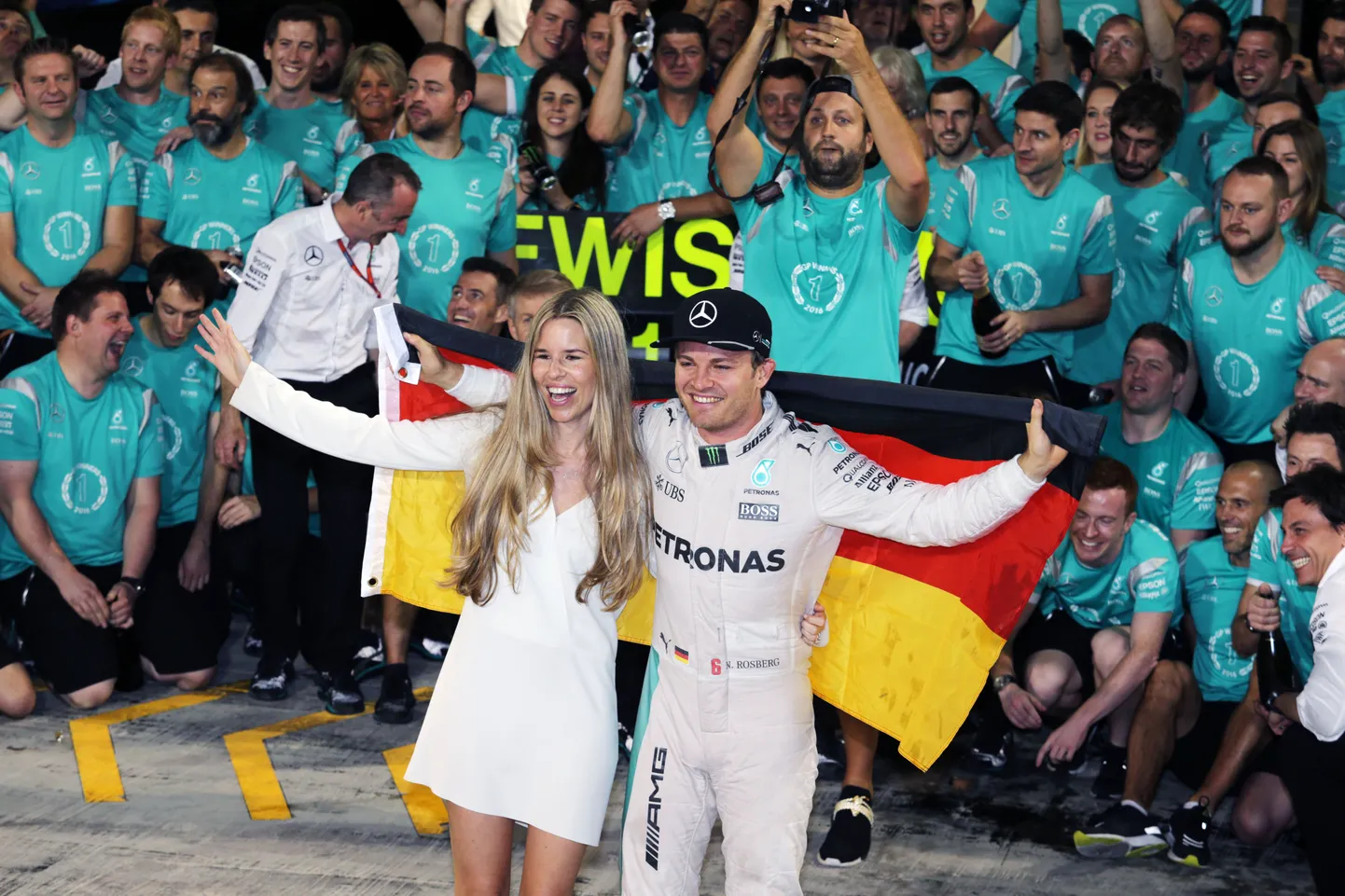 Nico Rosberg oma naise Vivianiga tähistamas esimest ja viimast F1 tiitlit.