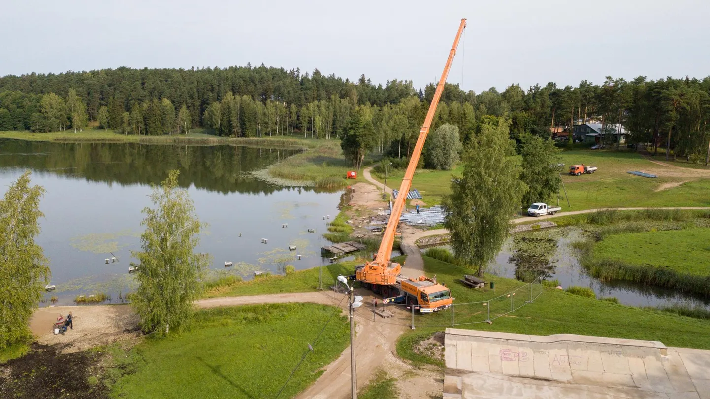 Sel nädalal tõstab kraana Elvas Arbi järves olevatele vaiadele terrassi alustalasid. Töö saab tehtud oktoobri lõpuks.