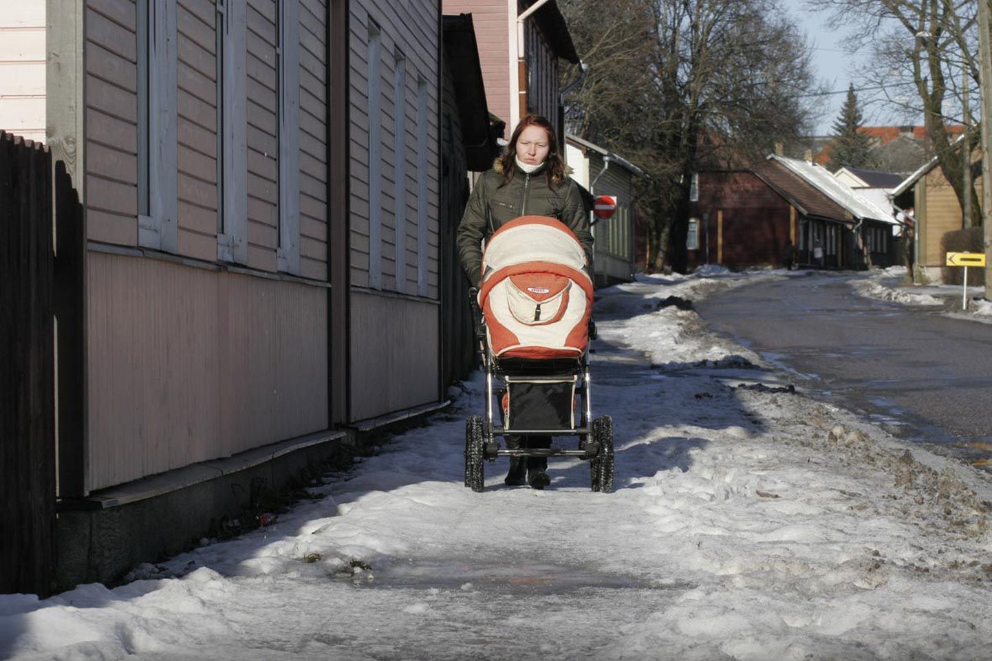 Paidelane Helina Salmu, kes käib iga päev pojaga õues jalutamas, võttis linna kõnniteede olukorra kokku kolme sõnaga: kitsas, libe ja vastik.