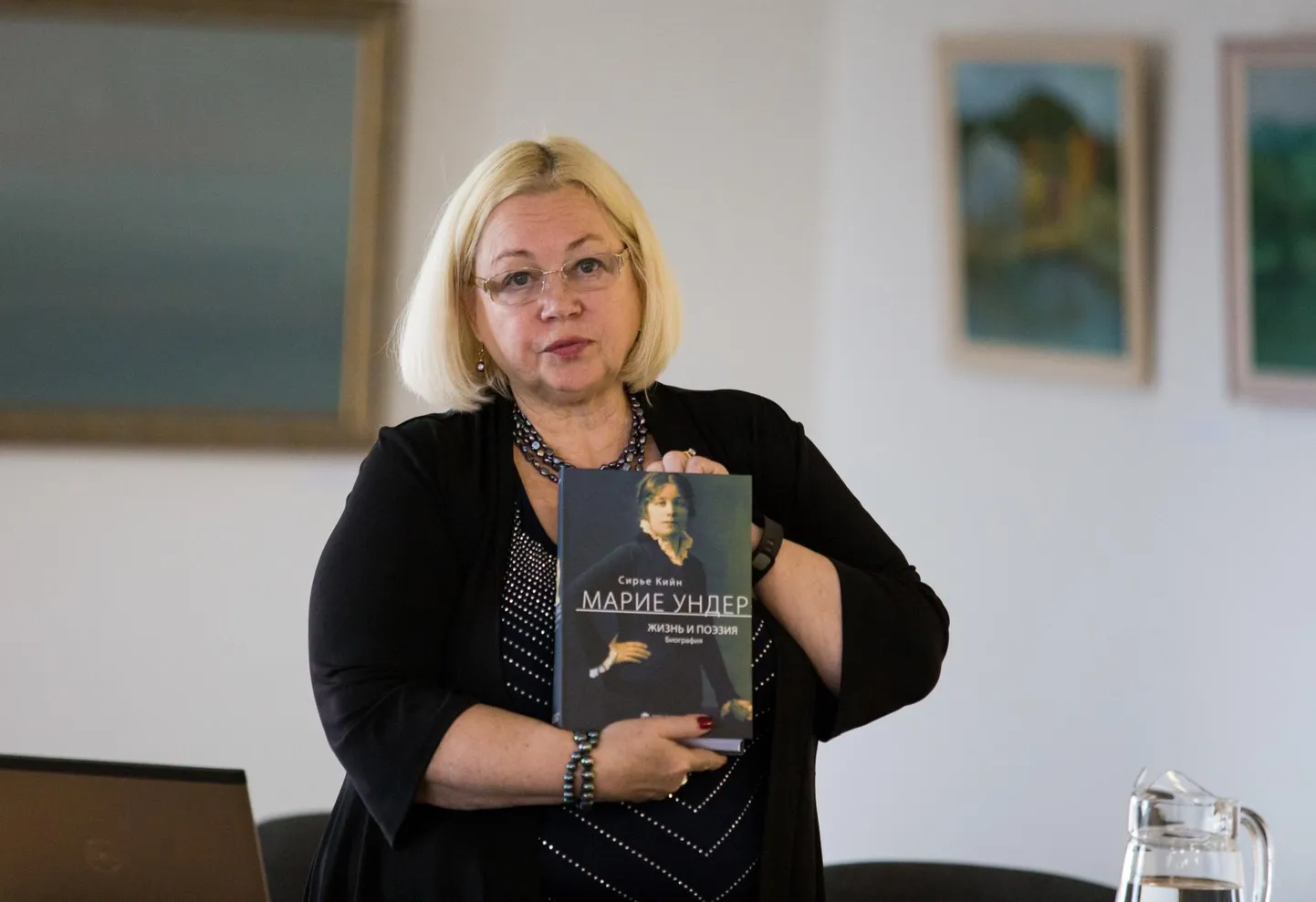 Sirje Kiin raamatuesitlusel Viljandi linnaraamatukogus.