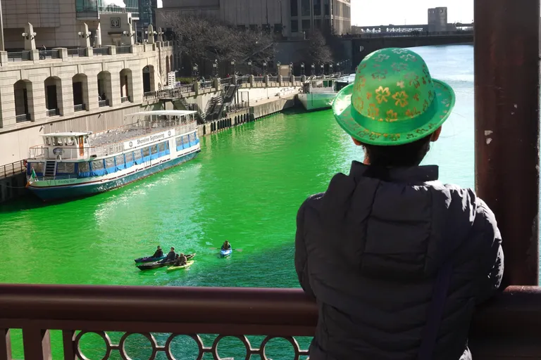 USAs Chicagos on pikaajaline traditsioon värvida jõgi püha Patricku päeva auks roheliseks