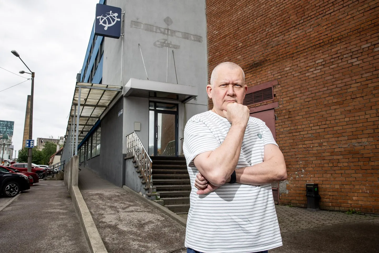 Perearst Argo Läti nimistus on veidi üle 1800 inimese, kellest vähemalt 700 nimetab ta nonde vanuse ja kimbutavate haiguste tõttu riskipatsientideks. Lätt tuli asendama arsti, kes põles läbi. Pildistatud eile Tallinnas Tervisekassa ees.