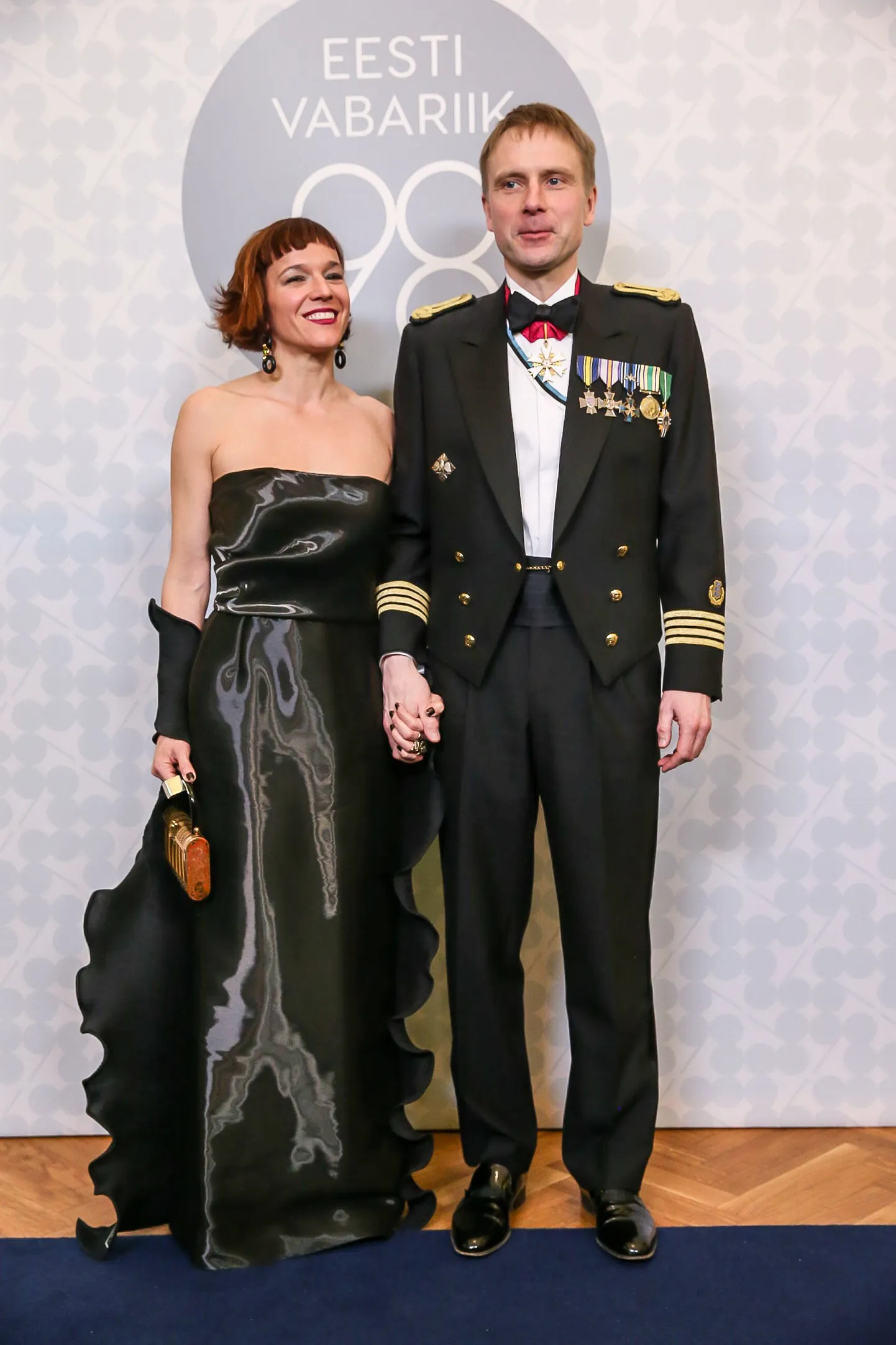 Eesti Vabariigi 98. aastapäeva pidulik vastuvõtt Estonia kontserdisaalis.
Eerik-Niiles Krossi abikaasa Mary Kross kannab Oscar de La Renta kleiti ja Rochase kingi