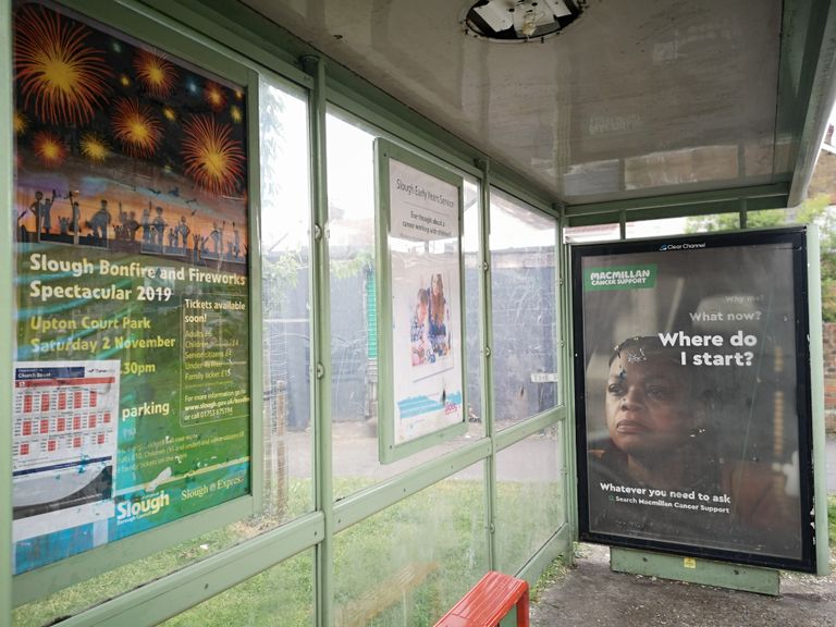 Tühi bussipeatus. Õhkkonna kujundavad vähipatsientidele mõeldud sotsiaalreklaam ja meenutus 2019. aastast, mil Slough`s lasti linnarahvale ilutulestikku. Plakatit pole siiani eemaldatud.