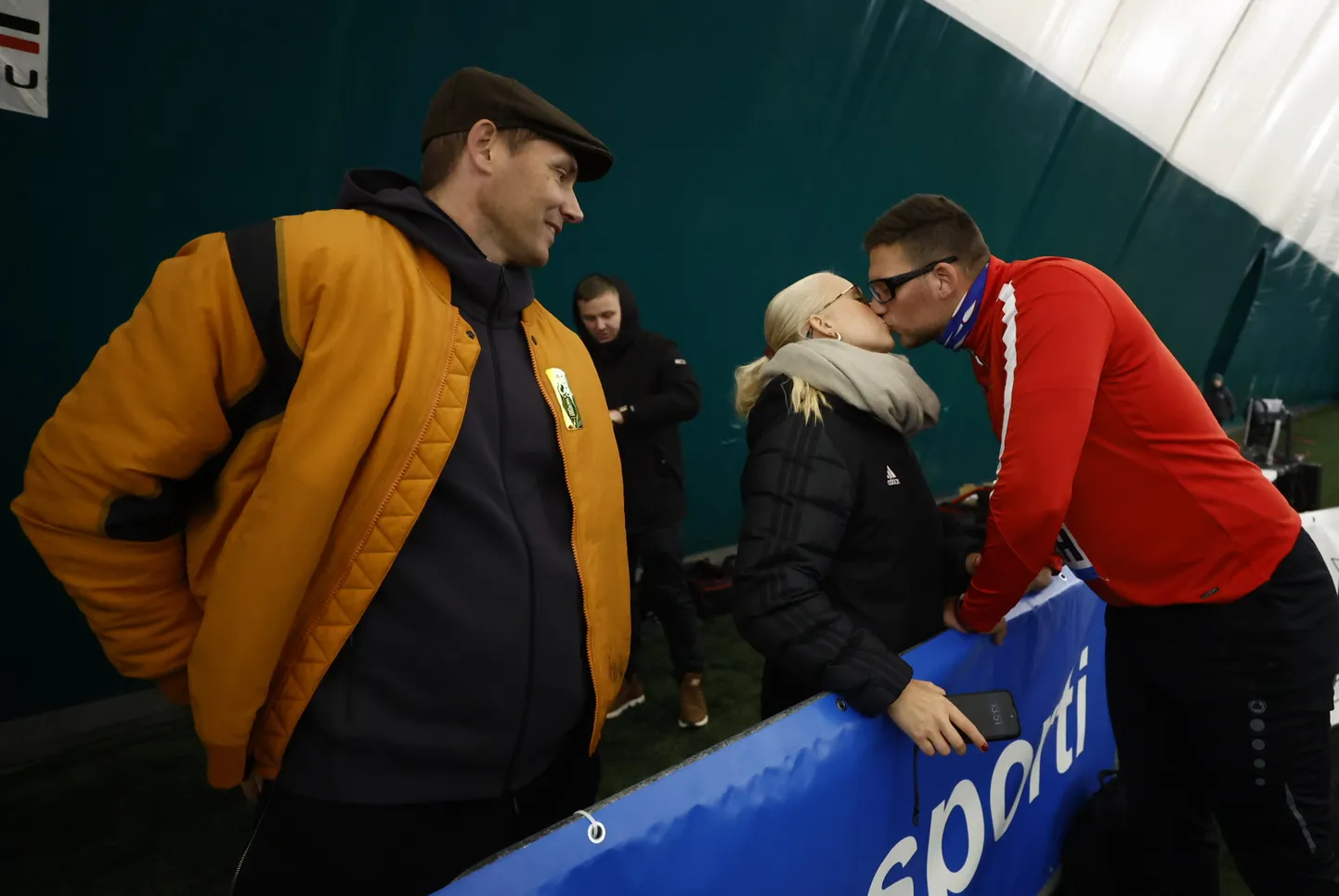 Gerd Kanter (vasakul) 1. märtsil Sõle spordikeskuse jalgpallihallis toimunud kettaheite võistlusel. Taamal suudlevad Kristjan Čeh (paremal) ja elukaaslasest vasaraheitja Anna Maria Orel.