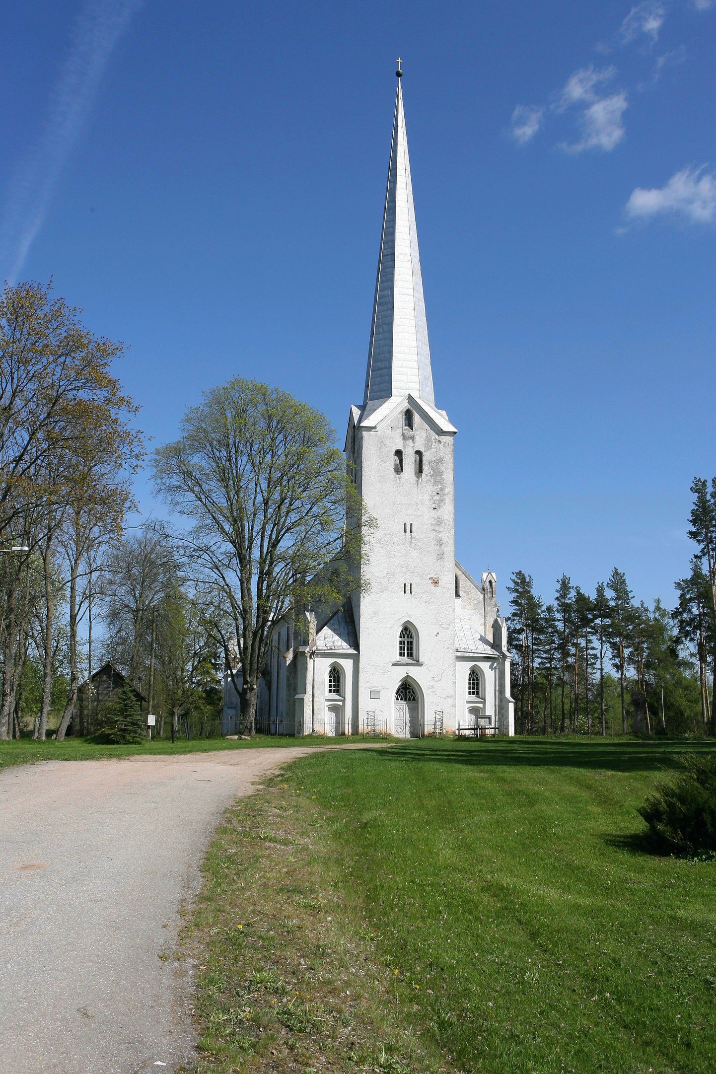 Oktoobri alguseni on Viljandimaal Tarvastu kirikus väljas kolme kunstniku tööd.