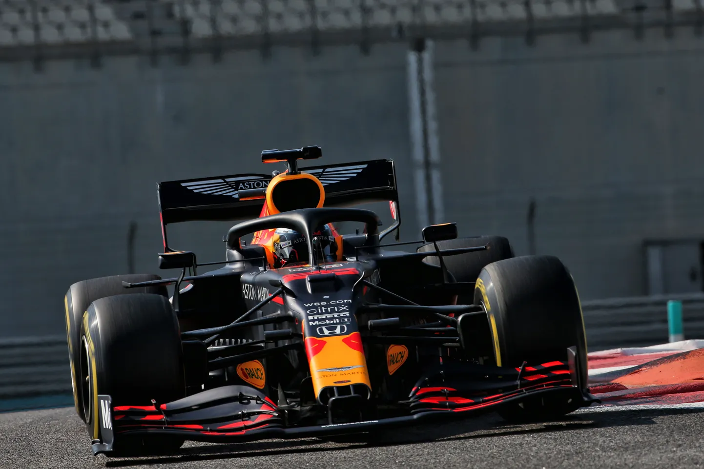 Jüri Vips sõitmas Red Bull Racing RB16 F1-autoga Abu Dhabis, Yas Marina ringrajal.