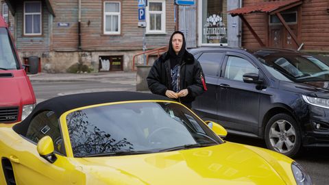 СМОТРИТЕ ⟩ Шикарный ярко-желтый автомобиль рэпера Томми Кэша ищет нового владельца