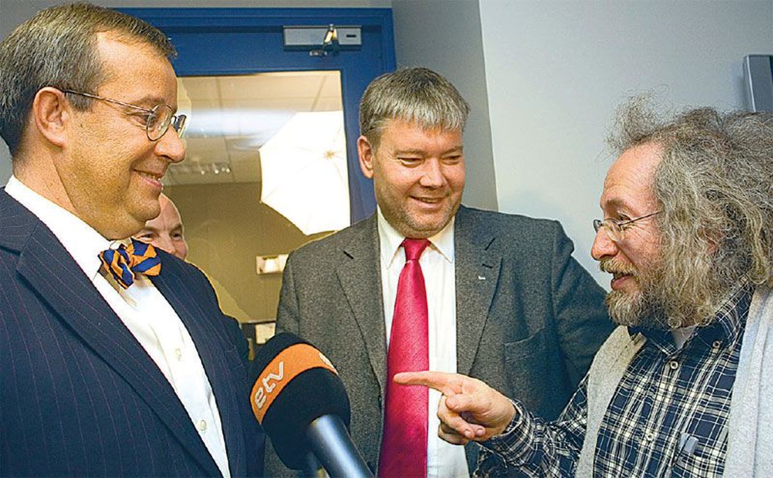 President Ilvese (vasakult) pressinõunikuna töötanud Toomas Sildam (keskel) asub peagi ametisse president Karise sisenõunikuna.