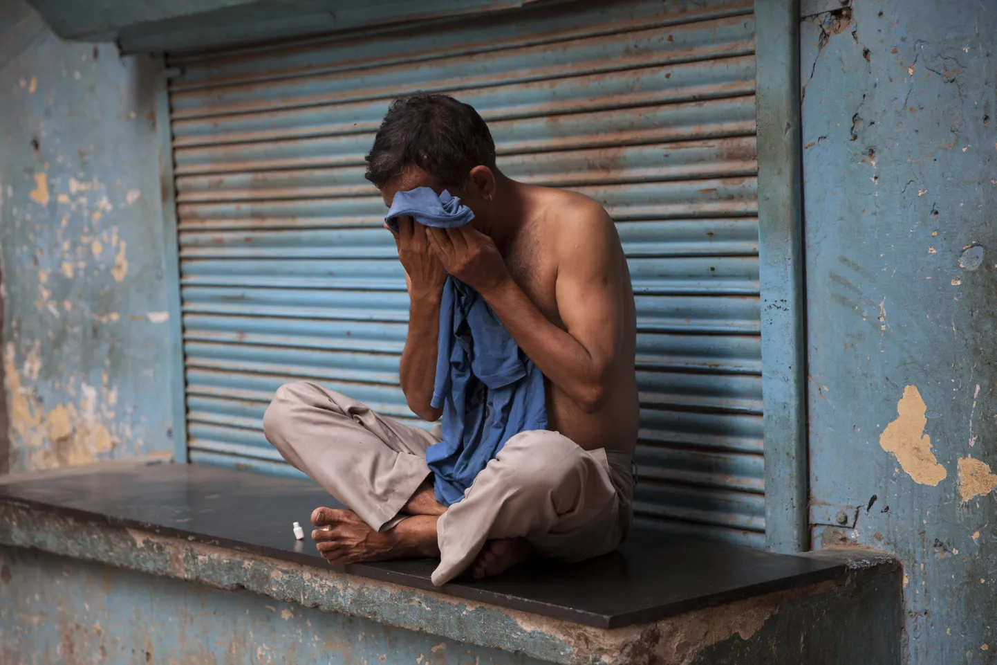 India mees eile pealinnas New Delhis näolt higi pühkimas.