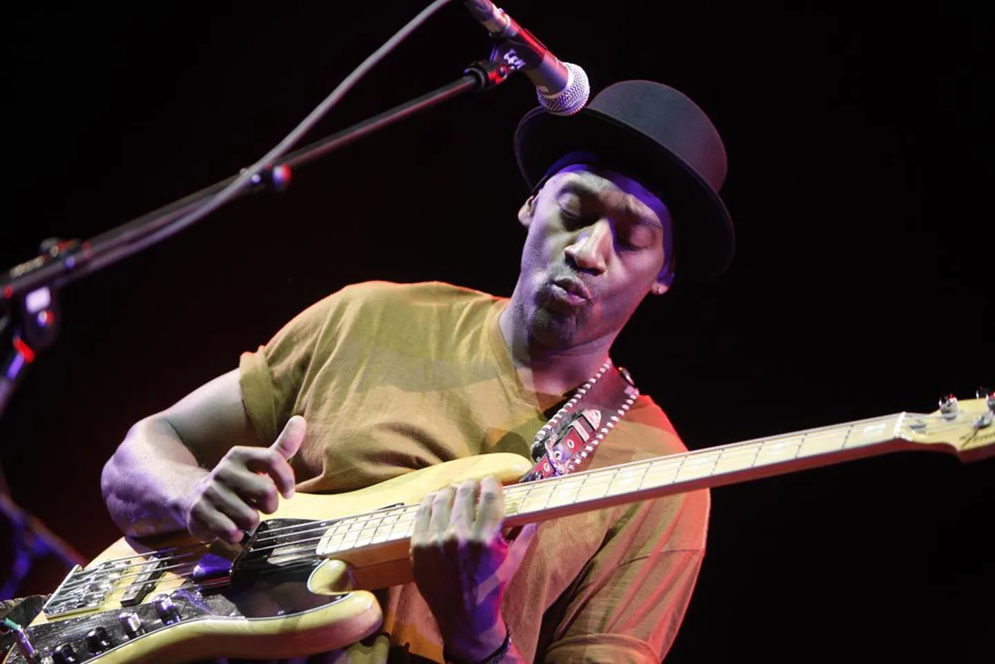 Bassist Marcus Miller aktsioonis.