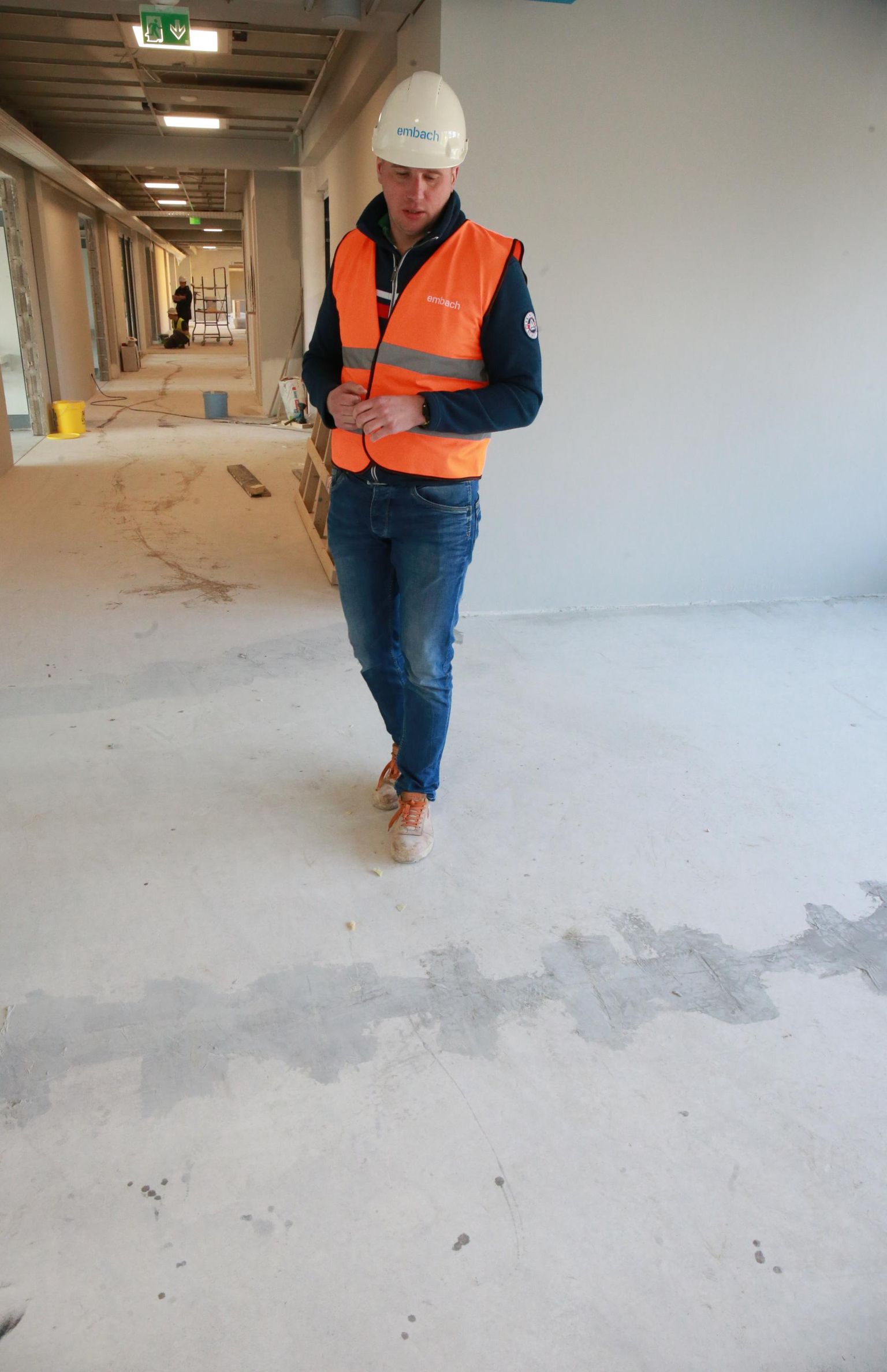 Embach Ehituse projektijuht Marko Tarro vaatab mõtlikul ilmeil põrandaid, mille täiendavad ehitustööd nõudsid 63 000 eurot.