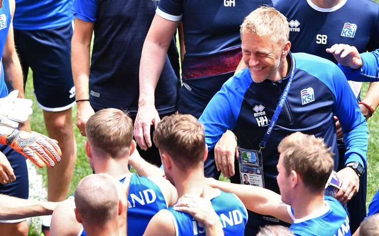 Islandi jalgpallikoondise treener Heimir Hallgrimsson (paremal) ja mängijad