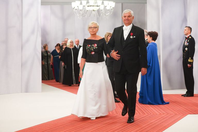 Черно-белый комплект супруги Рауля Ребане Эпп украшен традиционной вышивкой, характерной для народного эстонского костюма. Этот комплект прекрасно гармонирует с образом мужа.