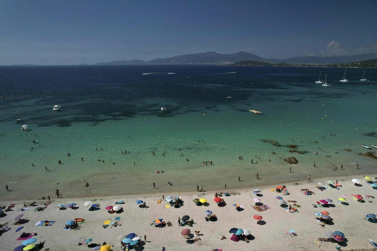 Puhkajad Korsika saarel Pietrosella vallas rannamõnusid nautimas. Piirkonnas on merevesi tavalisest umbes viie kraadi jagu soojem.