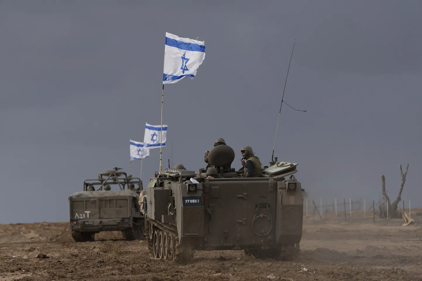 Iisraeli sõjamasinad Gaza sektori piiri ääres.
