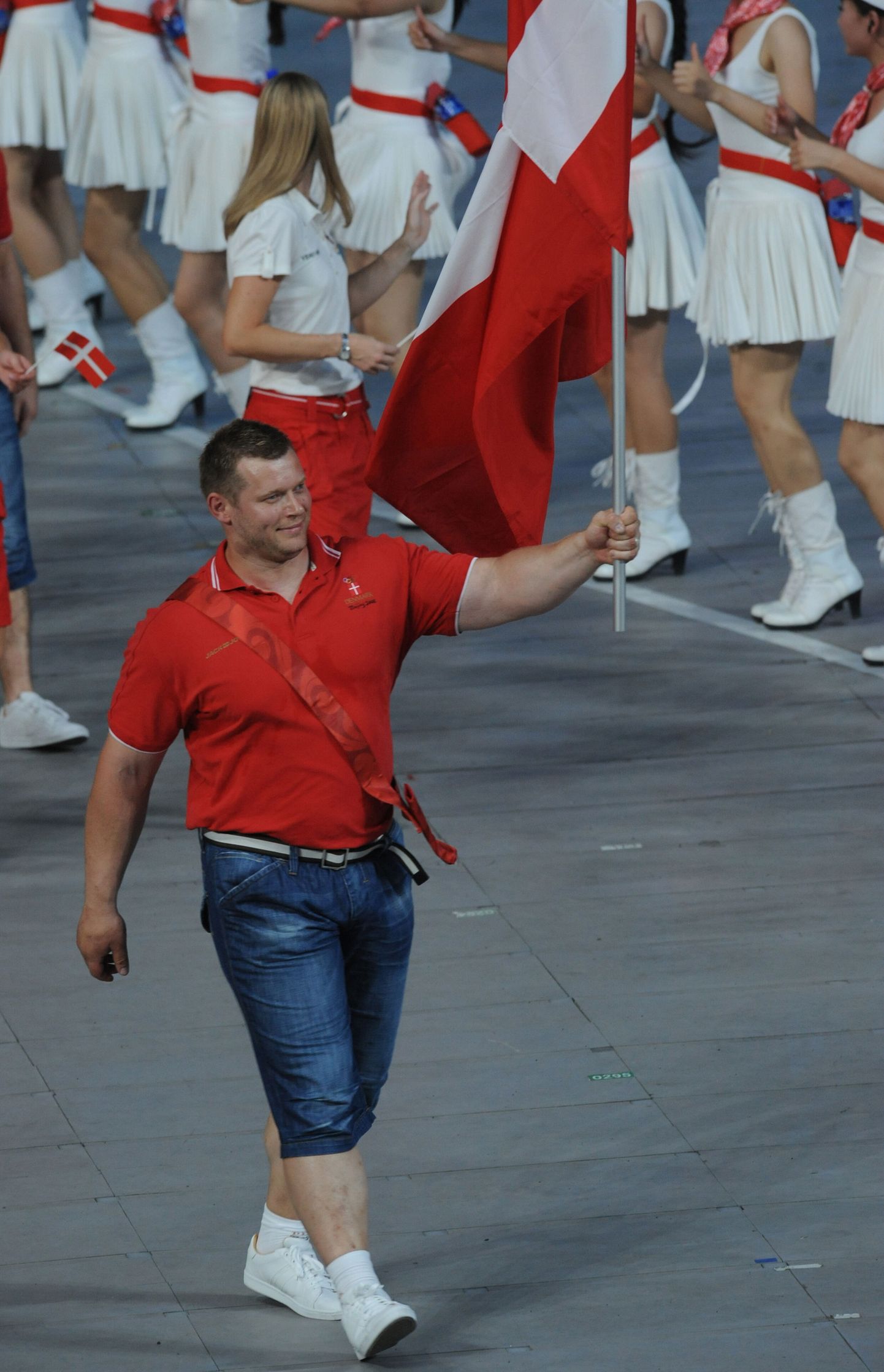 Joachim B. Olsen Pekingi olümpiamängude avatseremoonial Taani lipuga.