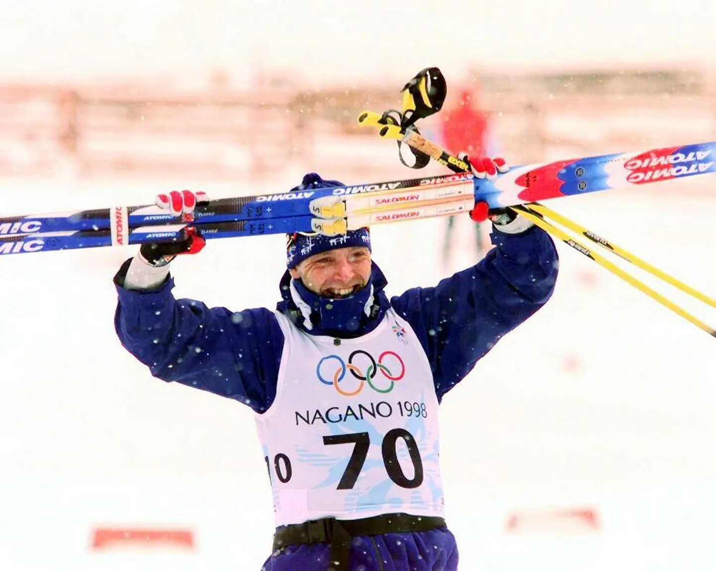Mika Myllylä 1998. aasta Nagano olümpial pärast 30 km sõidus kuldmedali võitmist.